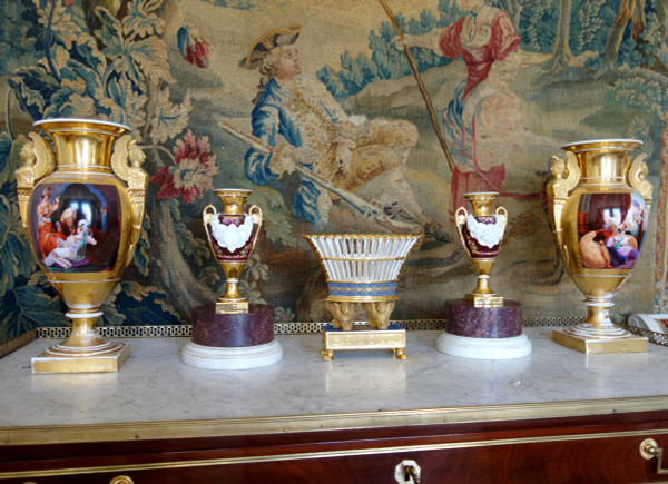 Coppia Di Vasi Impero Mediceo In Porcellana Policroma, Dorata E Biscuit