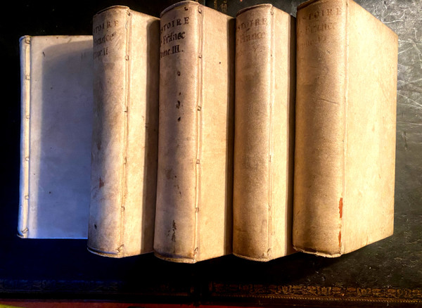 Chronological summary of the History of France by François de Mézeray, in 5 beautiful volumes in vellum from the time in Amsterdam Henri Schelte 1701