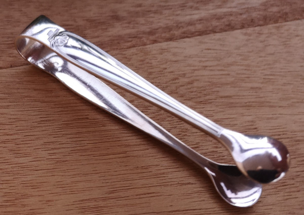 Seltene kleine Zuckerzange aus silbernem Metall, Modell Arcantia (Muschel) Orfèvrerie Christofle