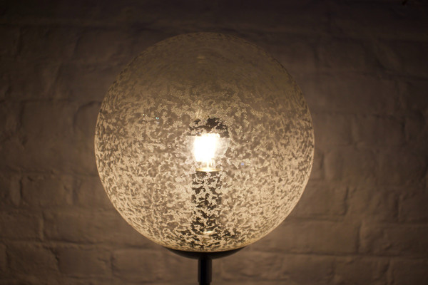 Pair of small table lamps, wooden structures covered with rattan splints woven in geometric movement. E14 screw-in bulbs supplied. Diameter 22 CM X H 20 CM. A small mark of wear on the feet.