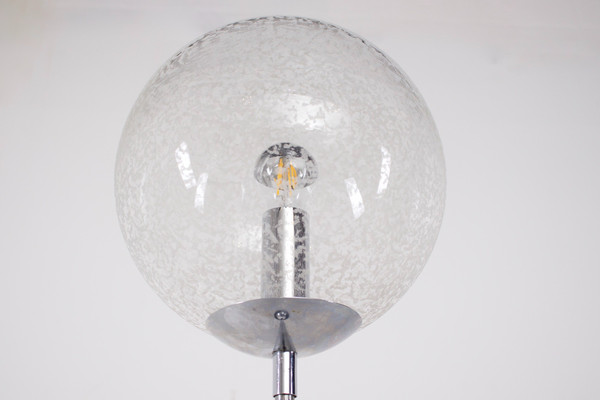 Pair of small table lamps, wooden structures covered with rattan splints woven in geometric movement. E14 screw-in bulbs supplied. Diameter 22 CM X H 20 CM. A small mark of wear on the feet.