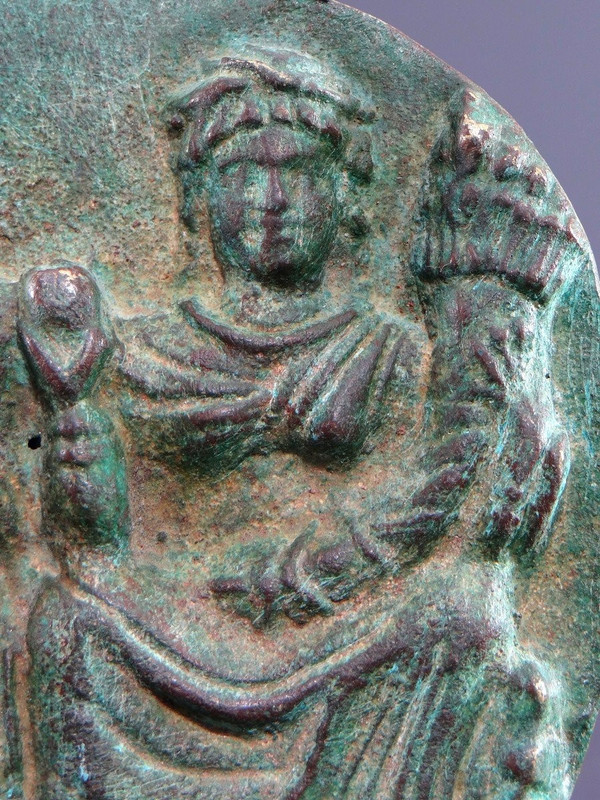 Gandhara, I-III secolo, grande placca di bronzo decorata in rilievo con Panchika e Hariti.