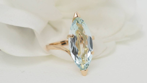 Anello vintage in oro giallo e acquamarina