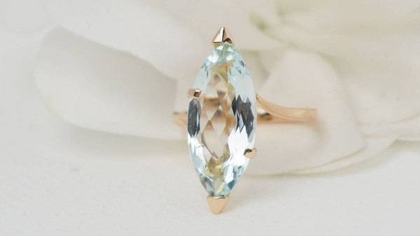 Anello vintage in oro giallo e acquamarina