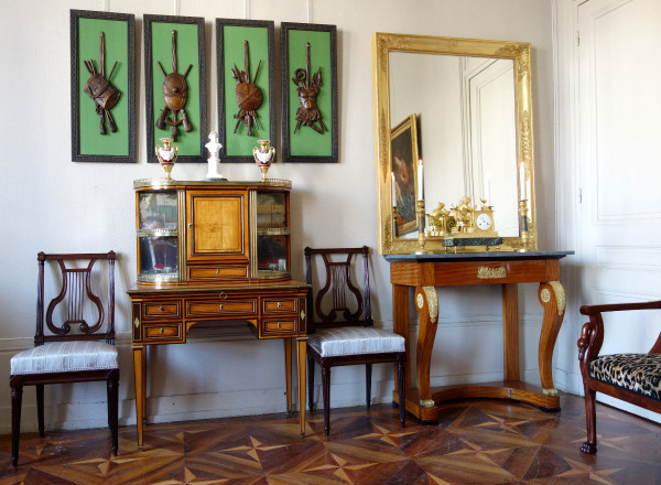 Suite De 4 Trophées En Bois Finement Sculptés, Trophées d'Armes Militaires, époque Louis XVI