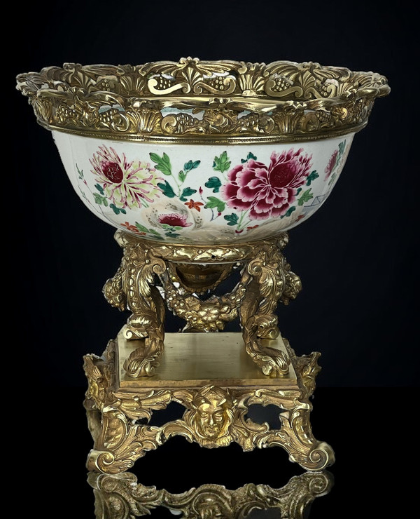 LARGE 18th CENTURY CHINESE CUP WITH FLOWER DECORATION DECORATED WITH A BRONZE FRAME