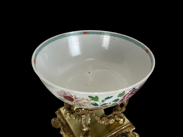 LARGE 18th CENTURY CHINESE CUP WITH FLOWER DECORATION DECORATED WITH A BRONZE FRAME