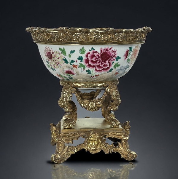 LARGE 18th CENTURY CHINESE CUP WITH FLOWER DECORATION DECORATED WITH A BRONZE FRAME