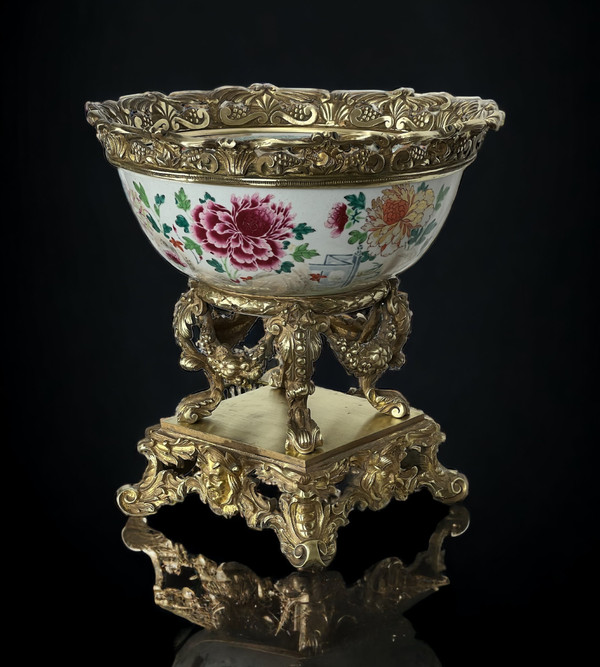 LARGE 18th CENTURY CHINESE CUP WITH FLOWER DECORATION DECORATED WITH A BRONZE FRAME