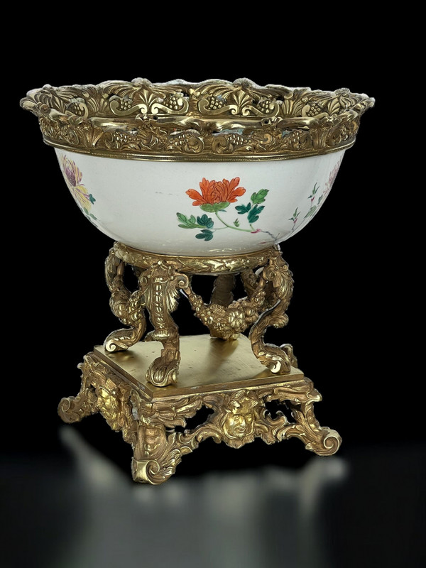 LARGE 18th CENTURY CHINESE CUP WITH FLOWER DECORATION DECORATED WITH A BRONZE FRAME