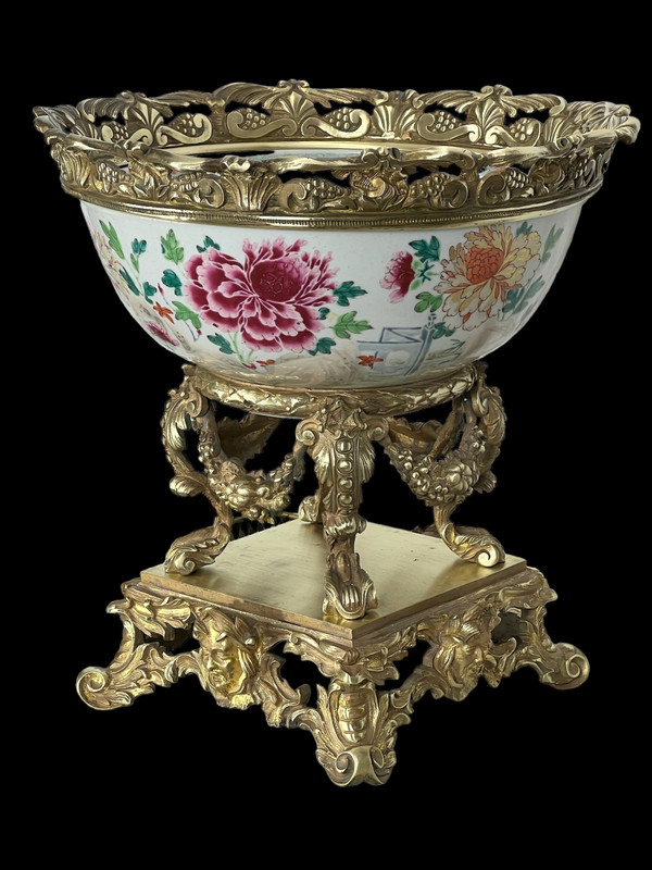 LARGE 18th CENTURY CHINESE CUP WITH FLOWER DECORATION DECORATED WITH A BRONZE FRAME