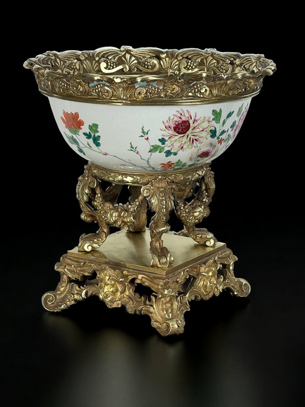 LARGE 18th CENTURY CHINESE CUP WITH FLOWER DECORATION DECORATED WITH A BRONZE FRAME