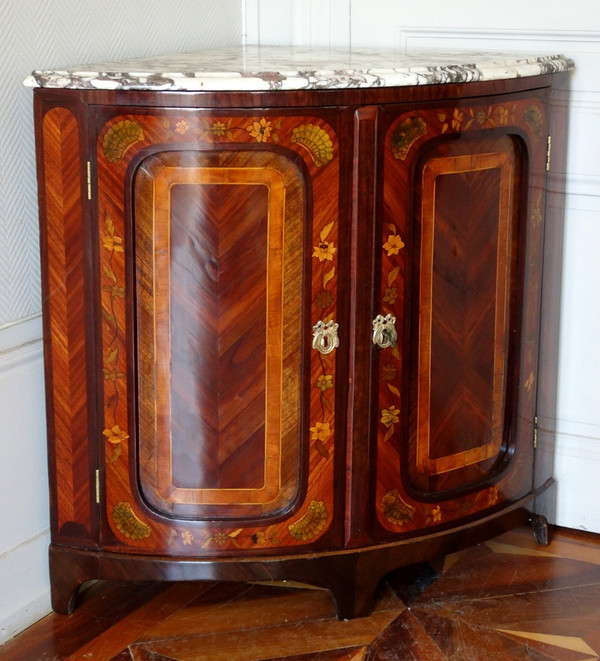 Buffet d'angolo di transizione d'epoca Luigi XV in pregiato intarsio floreale