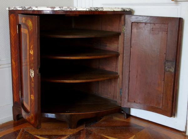 Buffet d'angolo di transizione d'epoca Luigi XV in pregiato intarsio floreale
