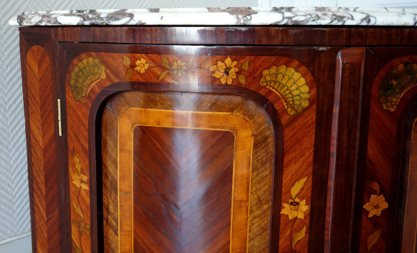 Buffet d'angolo di transizione d'epoca Luigi XV in pregiato intarsio floreale