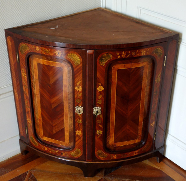 Buffet d'angolo di transizione d'epoca Luigi XV in pregiato intarsio floreale