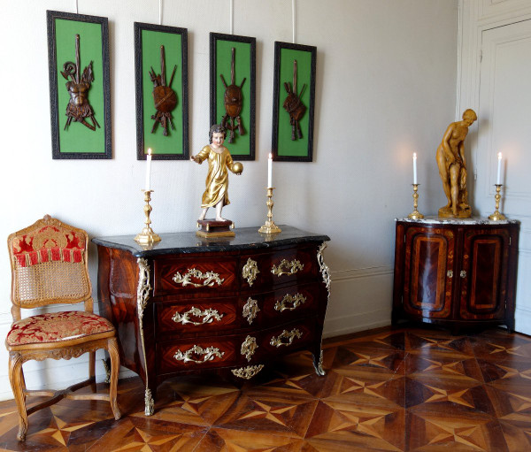 Buffet d'angolo di transizione d'epoca Luigi XV in pregiato intarsio floreale