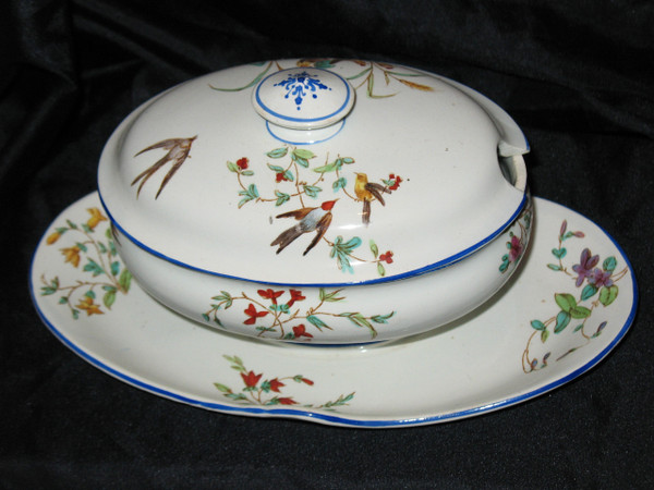 Table service in fine earthenware from Bordeaux, Nella decor with flowers and birds, 19th century
