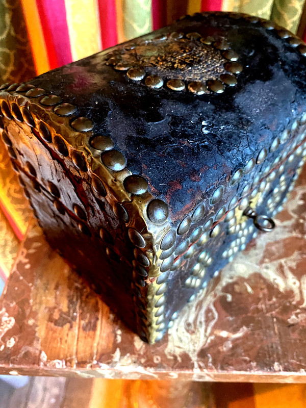 Very old wooden cassette covered in leather studded with the Arms of a Knight from the early 18th century