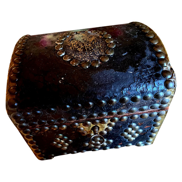 Very old wooden cassette covered in leather studded with the Arms of a Knight from the early 18th century