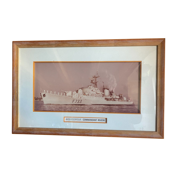 Grande photo encadrée représentant l'Aviso Escorteur Commandant Rivière mis à flot en Octobre 1958