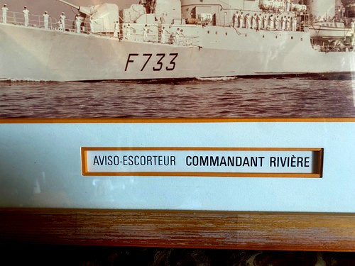 Grande photo encadrée représentant l'Aviso Escorteur Commandant Rivière mis à flot en Octobre 1958
