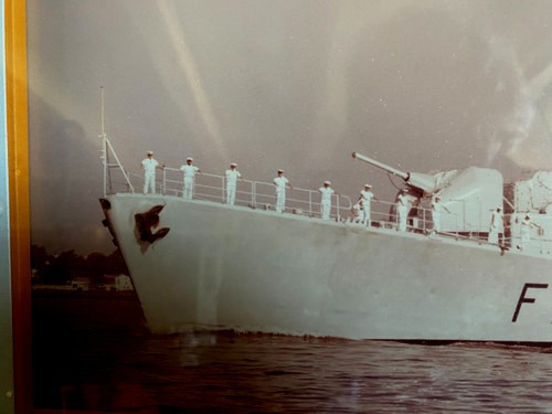 Grande photo encadrée représentant l'Aviso Escorteur Commandant Rivière mis à flot en Octobre 1958