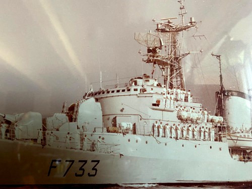 Grande photo encadrée représentant l'Aviso Escorteur Commandant Rivière mis à flot en Octobre 1958