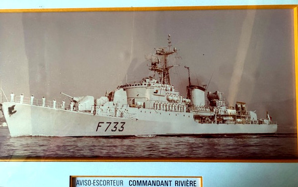 Grande photo encadrée représentant l'Aviso Escorteur Commandant Rivière mis à flot en Octobre 1958