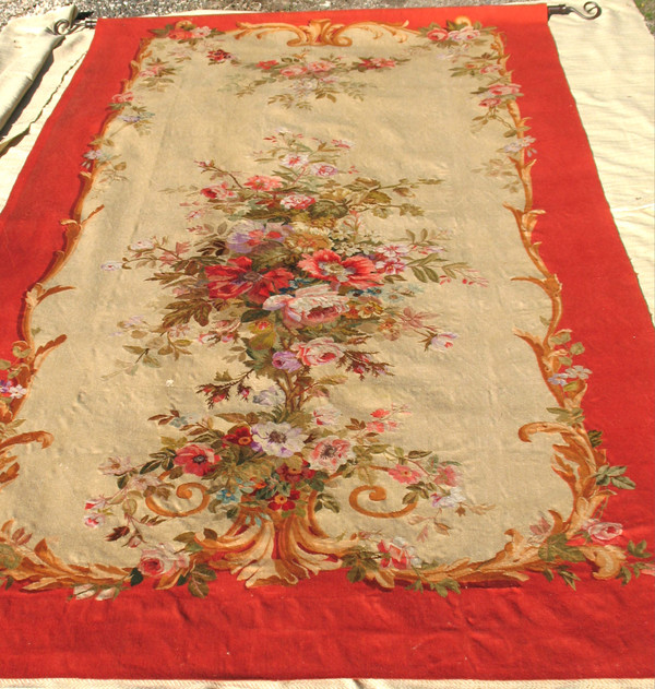 Grande arazzo Aubusson con decoro floreale policromo, XIX secolo