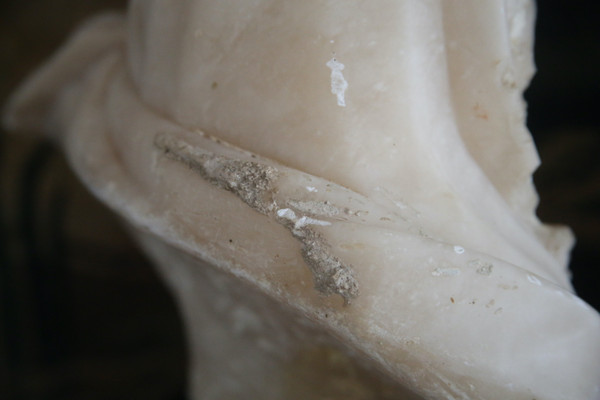 Statua allegorica in alabastro scolpito raffigurante l'inverno.