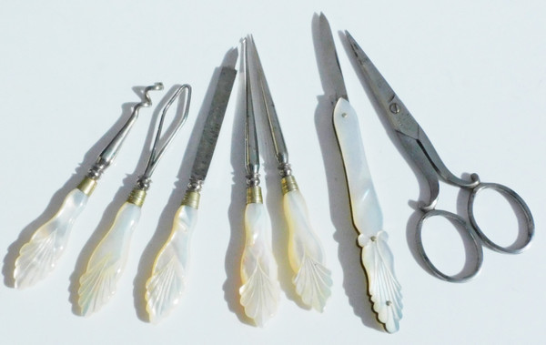 Kit da viaggio da cucito per manicure in madreperla, acciaio del XIX secolo