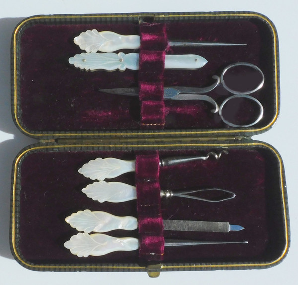 Kit da viaggio da cucito per manicure in madreperla, acciaio del XIX secolo