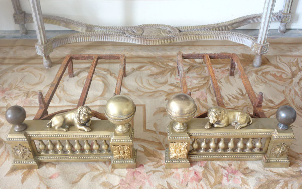 Paire De Grands Chenêts De Château En Bronze Ciselé d'époque Louis XVI - Modèle Aux Lions