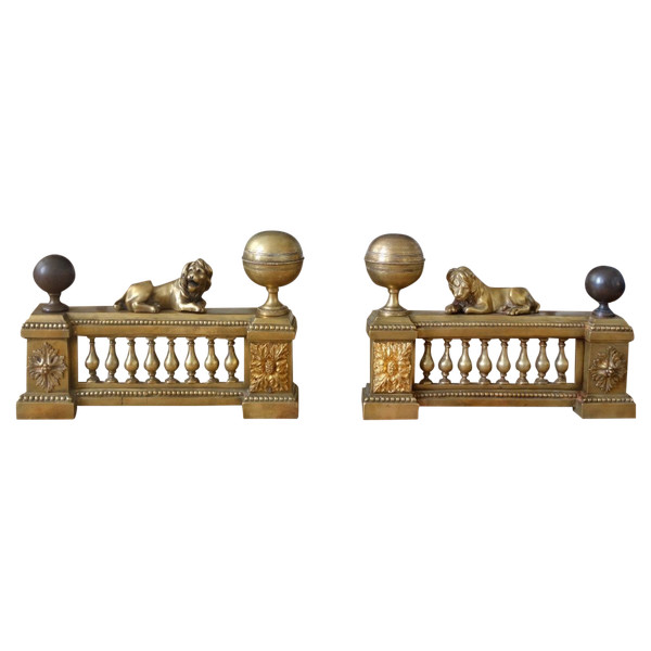 Paire De Grands Chenêts De Château En Bronze Ciselé d'époque Louis XVI - Modèle Aux Lions