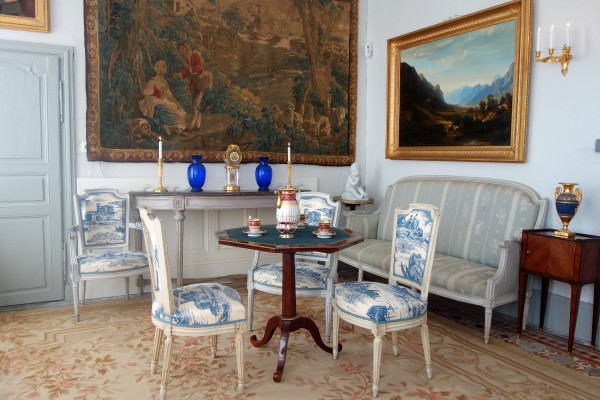 Tavolo da soggiorno o comodino in stile Luigi XVI in intarsio in palissandro