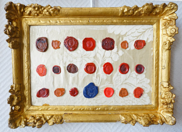 Collection De Cachets Armoiriés Anciens Présentés Dans 2 Cadres d'époque Louis XIV - héraldique