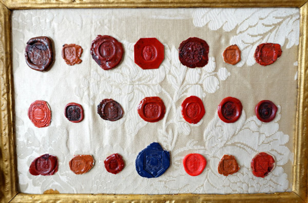 Collection De Cachets Armoiriés Anciens Présentés Dans 2 Cadres d'époque Louis XIV - héraldique