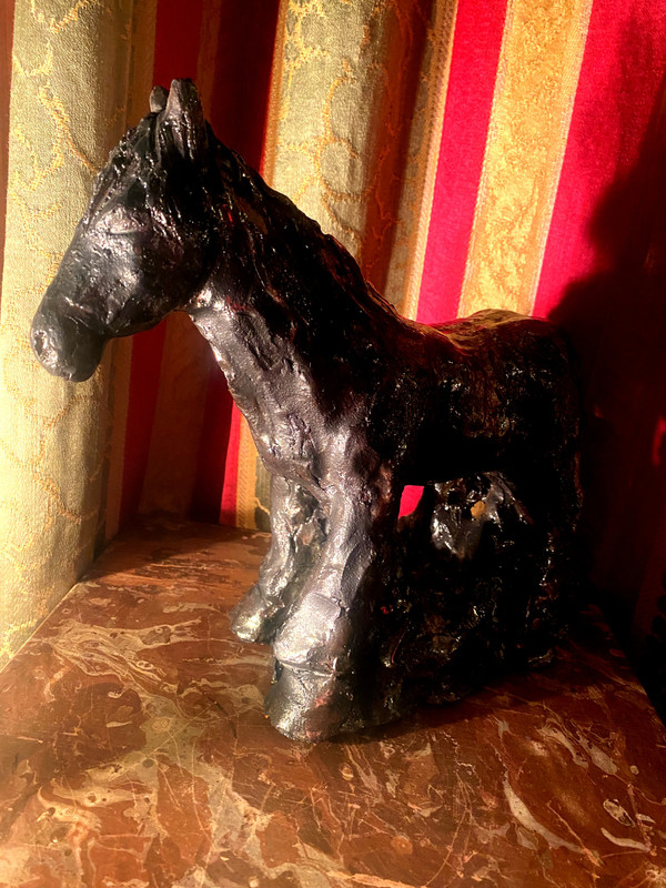 Terre cuite émaillée noire métallisée  originale d'un cheval de trait Percheron des années "70" signée Val