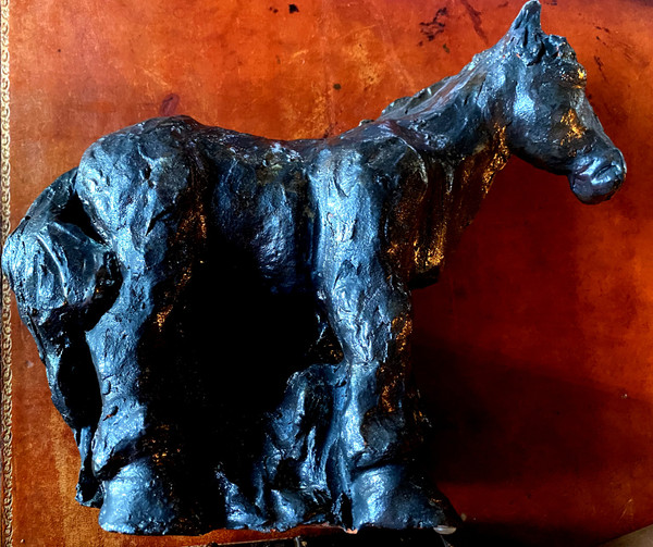 Terre cuite émaillée noire métallisée  originale d'un cheval de trait Percheron des années "70" signée Val
