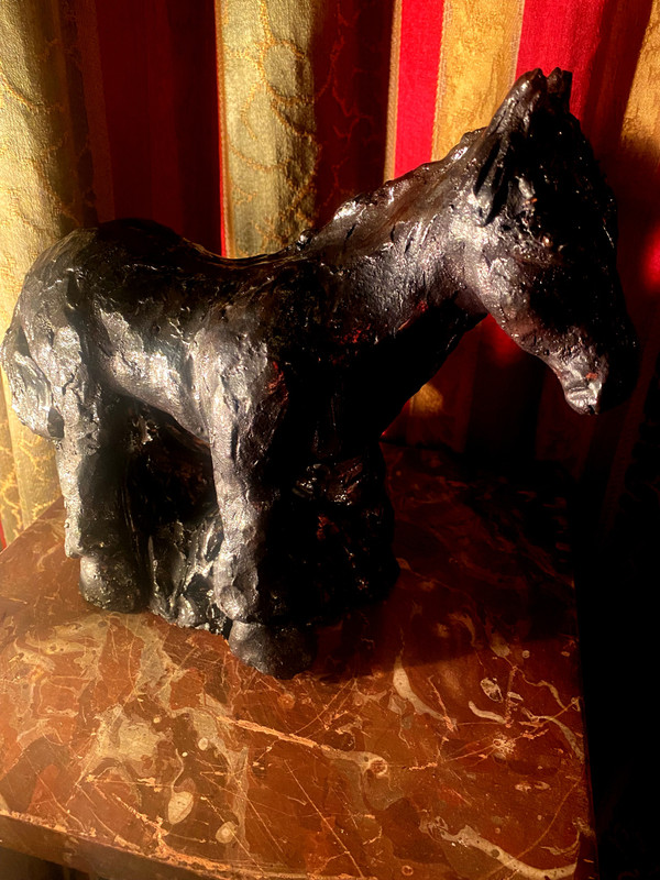 Terre cuite émaillée noire métallisée  originale d'un cheval de trait Percheron des années "70" signée Val