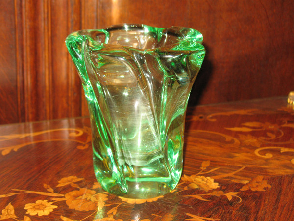 Vase en cristal de Daum vert forme torse signé époque 20ème