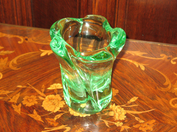 Vase en cristal de Daum vert forme torse signé époque 20ème