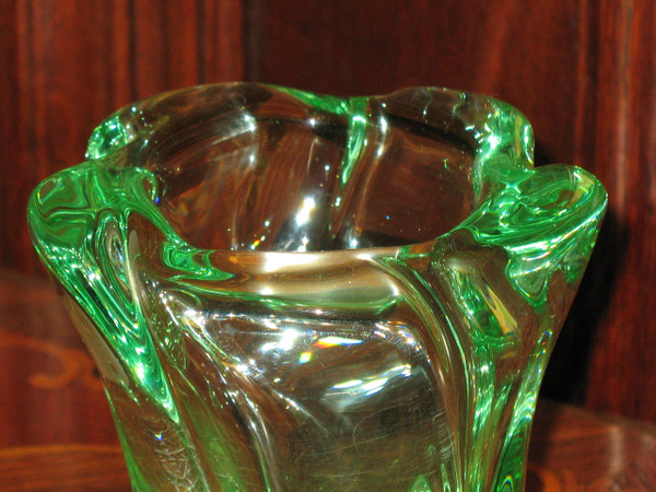 Vase en cristal de Daum vert forme torse signé époque 20ème