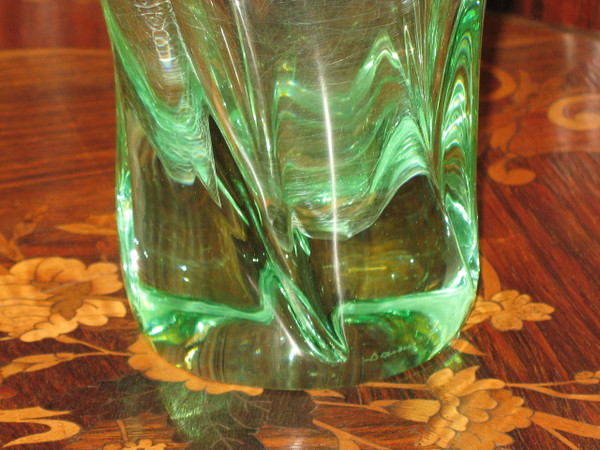 Vase en cristal de Daum vert forme torse signé époque 20ème