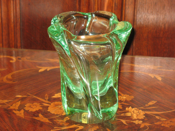 Vase en cristal de Daum vert forme torse signé époque 20ème