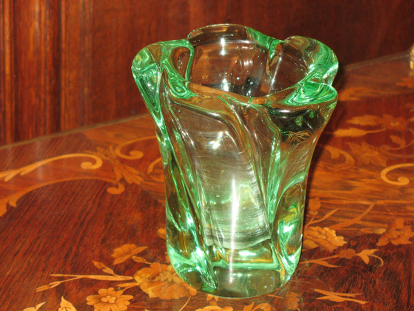 Vase en cristal de Daum vert forme torse signé époque 20ème