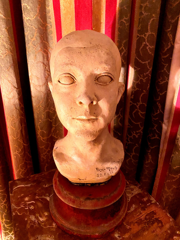 Testa di giovane donna in argilla ocra chiara dell'Atelier de Roger Mouly in stile Art Déco datata 28/8/31
