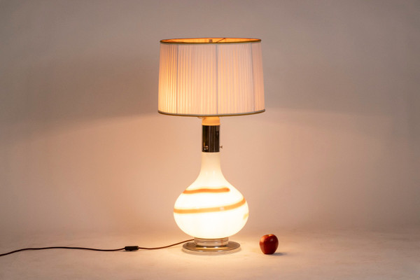Lampe en verre blanc à décor d’une spirale marron et jaune, années 1970
