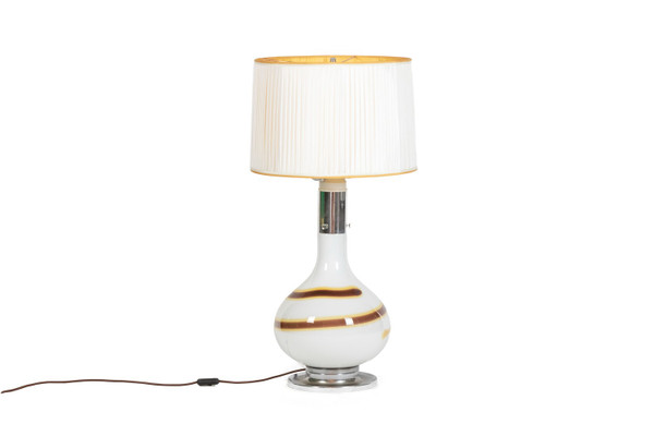 Lampe en verre blanc à décor d’une spirale marron et jaune, années 1970